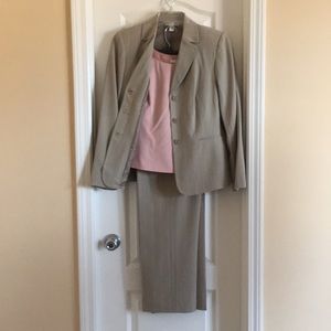 Dress barn 3 piece tan pants suit with pink shell